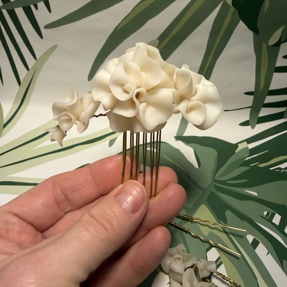 Twigs & Honey Elegant Cream Floral Hair Accessories - Picture 3 of 6